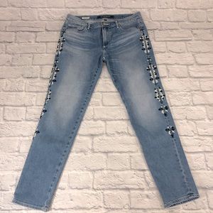 Driftwood Marilyn Embroiled Jeans. Size 30x 28 Lighter wash denim. Stretchy